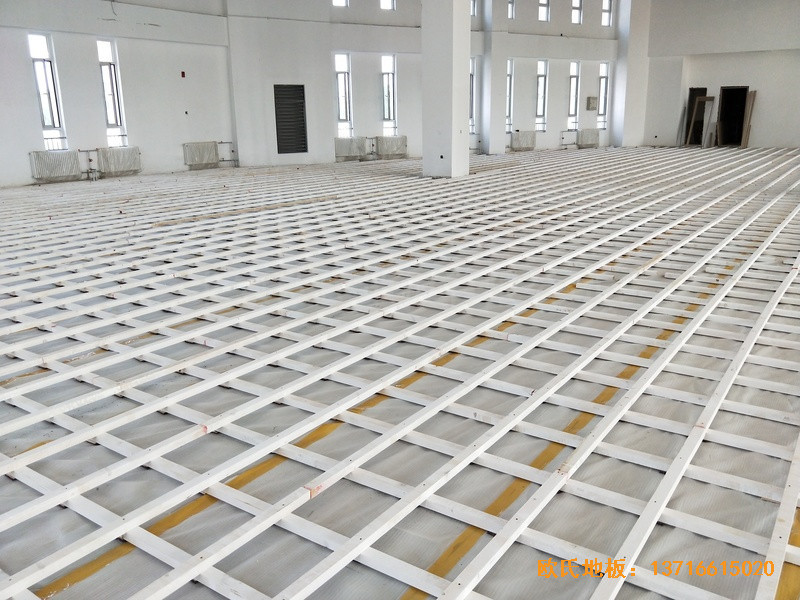 北京房山长阳小学篮球训练馆体育木地板铺设案例0