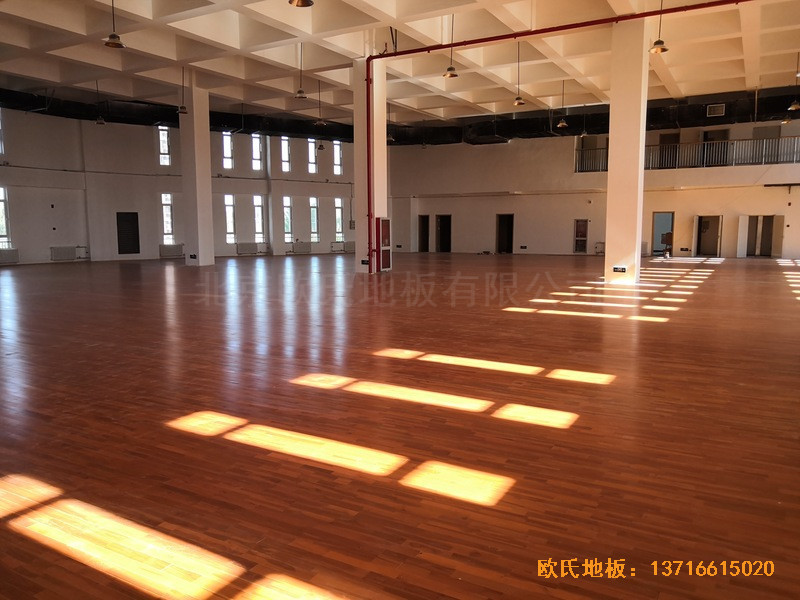 北京房山长阳小学篮球训练馆体育木地板铺设案例2